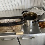 炭火やきとり 鳥信 - 炭火の焼き台とタレ