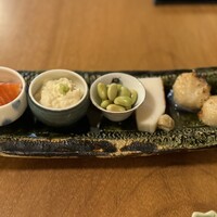 蕎麦おさめ - 小鉢　右から帆立　かまぼこ　枝豆？　湯葉　サーモン