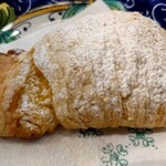 カフェテリア デスティーノ - ナポリ菓子 · パリパリ食感の焼き菓子「スフォリアテッラ」 ·