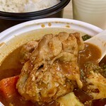 スープカレーカムイ - 大きな鶏モモ肉