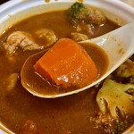 スープカレーカムイ - プラスプーンで簡単に切れるくらい柔らかです