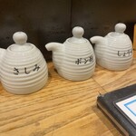 海鮮居酒屋　博多トク・トク - カウンターの調味料