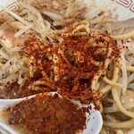 ラーメン 泪橋 - おそらく粗めの韓国唐辛子。キムチとかで使うやつだな。