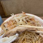 ラーメン 泪橋 - 二郎ほどの厚みは無いが、丁寧なチャーシューで満足度高し。