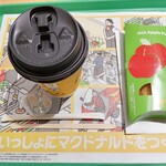 マクドナルド - ホットアップルパイとホットコーヒーをオーダー♪アップルパイが入るケースが昔よりオシャレになってました。