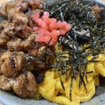 炭火やきとり 鳥信 - 串から外してやきとり丼にアレンジしました