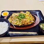 Inakachiyaya - 牛ホルモン鉄板焼き定食