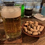 かかしニッカハウス - 先ずはビールで。殻付きピーナッツが付いて来ます。