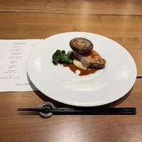 ラトリエ まる耕 - 三浦豚のロティ。三浦さんが作った豚。椎茸も肉厚で美味しかった。私が嫌いなロマネスコをに代えて下さった。