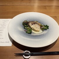 ラトリエ まる耕 - 天然鯛のポワレ。お皿が綺麗。