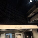 Oysterbar & Wine BELON - お店が入っている建物の前