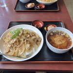 大龍飯店 - 豚バラニンニク丼セット。1,000円。
