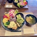 Cafe Yukari - 【一汁九菜プレートランチ￥1.200】念願のカフェユーカリさん♡週替わりでメニューが少し変わります♪彩りよし、味よし、身体にもよし✨️満腹満足なランチでした(∩ˊˋ∩)