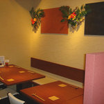 海潜人 - 1階のテーブル席。カウンターもある。