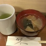 すし処 北の旬 - セルフサービスのお茶と三平汁