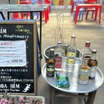 ECODA HEM - ハス茶にビール、もち米の酒瓶が並ぶ。カウンター飲みもステキですね〜