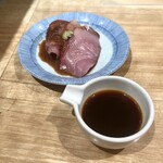 Nihonbashi Kaisendon Tsuji Han - 鯛出汁で食べる為のお刺身と黄身醤油。