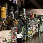 @home Bar&Dining - ウイスキーは基本的にオフィシャルとボトラーズの2種類に分類されます。オフィシャルは蒸留所が製造し、瓶詰をおこなっているので風味に安定感があります。ボトラーズはインディペンデント・ボトラーズが作ったオリジナルであるため、ボトラーズでしか楽しめない独自の味を追求可能！是非チーズと組み合わせてご堪能下さい