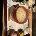 麺喰 - お得なセットメニュー（釜揚げうどん、とり天2つ、古代米、おつけもの、デザート）