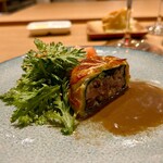 Restaurant Honjin - 恵鴨パイ包み、胸肉以外の部位(腿、心臓、内臓など)を部位ごとに火入れしてソースはサルミソース、春菊、渥美のトマト、ごま油、野菜にパッションフルーツのソース