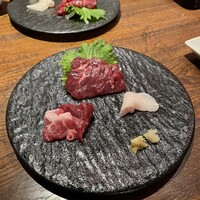 馬刺しと焼き鳥 グルマン三年坂 - 