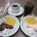 食事と喫茶 もとまち - ランチにセットのコーヒーと、200円追加でチョコバナナケーキ、いちごケーキ