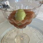 マダム・トキ - トマトとイチゴのスープ　イチゴの果肉そのまま入ってます　アスパラガスのアイスクレーム