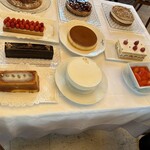 マダム・トキ - ワゴンデセール　　　　　　　　　　　　　　　　　　　　　レモン　チョコ　イチゴタルト　リンゴタルト　ヨーグルトムース　プリン　コーヒー　モンブラン　ショートケーキ　季節のコンポート