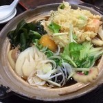 東嶋屋 - 鍋焼きうどん。甘めのつゆとかき揚げが絶妙。