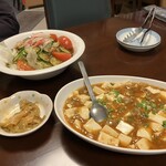 ニイハオ - 麻婆豆腐とサラダとお通しの搾菜