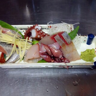 The sashimi made with local and seasonal fish is extremely fresh! Daily specials from 800 yen