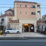 Laugh Full's - かわいい外観のお店