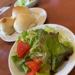 ピングイーノ - ランチのサラダとパン(ひとり1個)