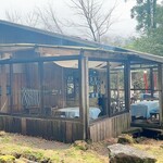 きままな台所 - ガラス張りで森の中で食事をしているような空間