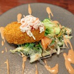 玉河 三鷹店 - カニクリームコロッケ。ザ・居酒屋って雰囲気なのに、何だこの洒落た一品は？笑