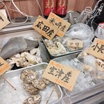Tamagawa Mitakaten - 入口入ってすぐ左に牡蠣の展示が。生牡蠣が推しらしい
