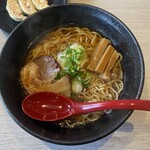 Kinnofu - オイラは醤油ラーメンヽ(´o｀
                
                射水市にあるラーメン屋とのコラボレーションなのか、経営が一緒なのかラーメンも有ります。
                
                のでオイラは醤油ラーメンの餃子セット。
                
                
                