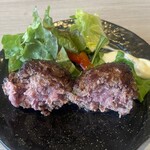 Kinnofu - ではいただきましょう♪
      
      いざ！
      
      ん！？ハンバーグが硬い！！！
      
      肉汁じゅわぁぁぁ〜を想像してたらコレはベクトルが違う。
      
      肉々しさ全開！まるでステーキのようなハンバーグ！
      
      オイラコレ好きだ。
      
      