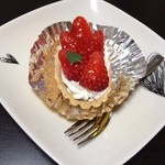 リトル・エンジェルズ - イチゴタルト

イチゴと生クリームとカスタード。ちょっとレモン風味のソースもかかっており甘すぎすおいしい (*´ڡ`●)