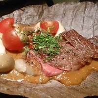 酒家 魚肉菜 虹晴れ - 和牛の朴葉味噌焼き