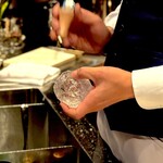 Asutoraru - 一杯ごとに、こうして氷を手で削るので、2杯めからは、 「氷はそのままでいいから。」 とお願い。 実は、削りたての氷は溶けるのが早いので、使い回すほうが旨いんです。