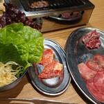 焼肉一心たん助 旦 - 厚切り牛タンは、ハサミで切るのに手間取っているとスタッフがお助けしてくれます。網交換もマメにしてくれるのが嬉しい。