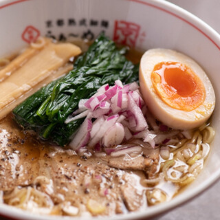A bowl of Ramen made with low-temperature aged thin noodles and soup with concentrated chicken flavor.