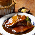 Thickly sliced roast pork with the finest demi-glace sauce...Comes with 1 freshly baked homemade brioche bun or rice