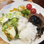 キッチン ブルー グローブ - ご飯、サラダ、お新香を乗せて