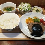 キッチン ブルー グローブ - 合挽肉と豚タンのテリーヌ　ポールスター黒ソース仕立て特製ソース