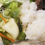 キッチン ブルー グローブ - ご飯は少し、お新香とサラダで食べ進め