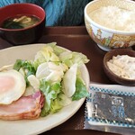 Sukiya - 家内のぉ～自社製ベーコンエッグ朝食420円税込ですってぇ〜♪何だかぁ～ベーコン増えたぁ？
