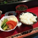 鱒の介 - ご飯、味噌汁、サラダ、漬物