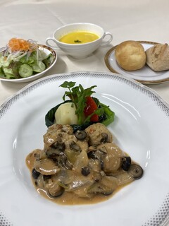 h Restaurant Seaside - 鶏モモ肉のイタリア風煮込み